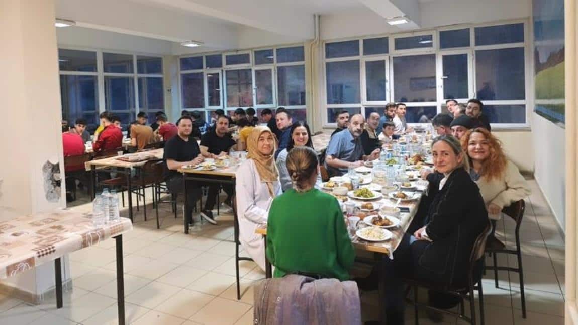 Öğretmen ve pansiyon öğrencilerimizle iftar yemeği düzenledik.